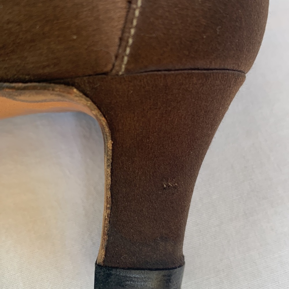 Vintage Chanel Brown Silk Pumps with Embroidered Logo on back heel. Sz8.5 - Picture 12 of 14